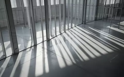 Minimalistische Architektur mit klaren Linien und geometrischen Schattenwürfen als Symbol für strukturierte Arbeitsprozesse. - Foto: über boerse-global.de