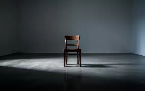 Ein einzelner, leerer Stuhl in einem minimalistischen Raum mit weichen Schatten, der ein Gefühl von Isolation vermittelt. - Foto: über boerse-global.de