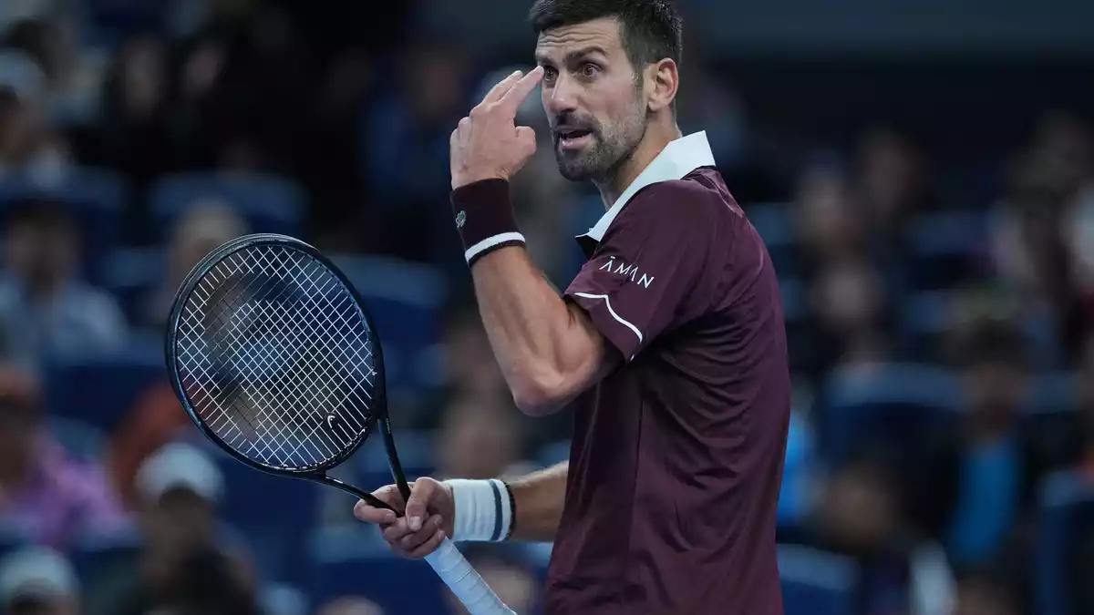 Novak Djokovic steht in Peking wieder im Finale. - Bild: Andy Wong/AP/dpa
