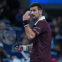 Novak Djokovic steht in Peking wieder im Finale. - Foto: Andy Wong/AP/dpa