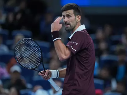Novak Djokovic steht in Peking wieder im Finale. - Foto: Andy Wong/AP/dpa