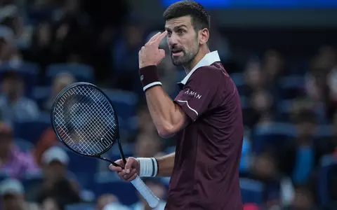 Novak Djokovic steht in Peking wieder im Finale. - Foto: Andy Wong/AP/dpa