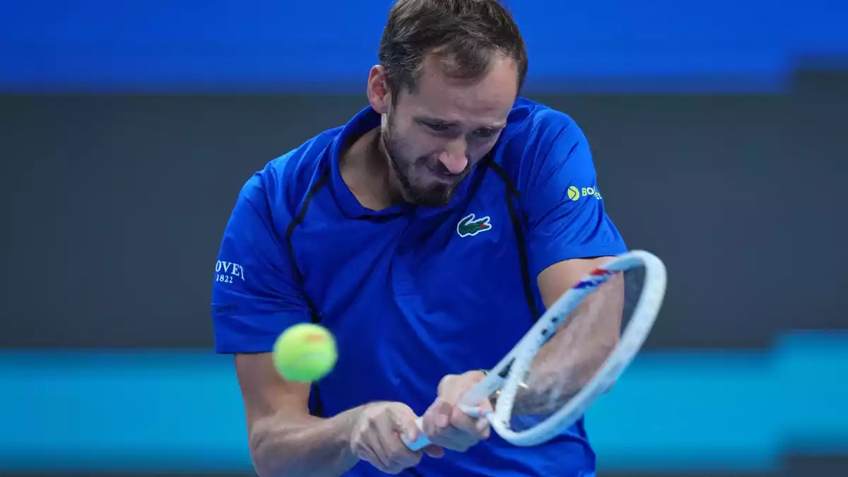 Daniil Medwedew wurde im Halbfinale gegen Novak Djokovic disqualifiziert. - Bild: Achmad Ibrahim/AP/dpa