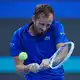 Daniil Medwedew wurde im Halbfinale gegen Novak Djokovic disqualifiziert. - Bild: Achmad Ibrahim/AP/dpa