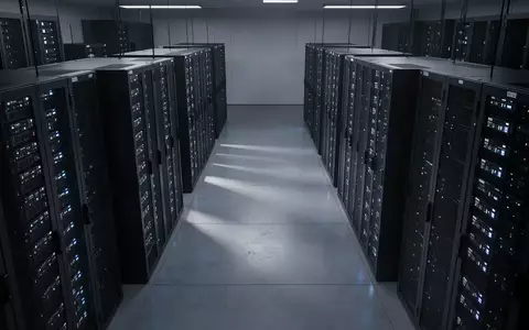 Moderne, leere Serverräume mit sauberen Hardware-Racks und kühler Beleuchtung in einem industriellen Rechenzentrum. - Foto: über boerse-global.de