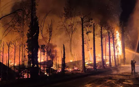Meterhoch schlugen die Flammen am Campingplatz «Bella Italia».  - Foto: Florian Blaes/dpa