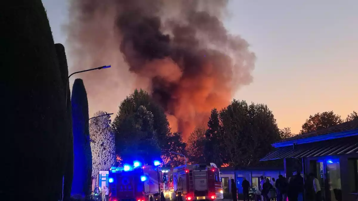 Feuerwehrleute löschten den Brand rasch. - Bild: Florian Blaes/dpa