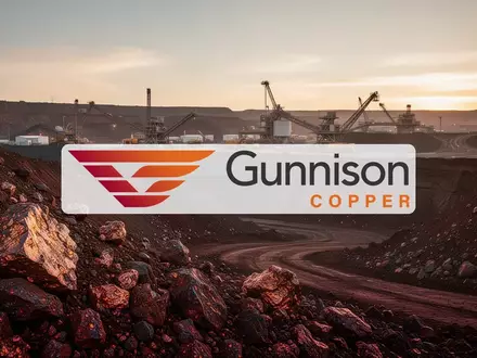 Abstrakte Darstellung einer Kupfermine bei Sonnenaufgang mit Fokus auf industrielle Entwicklung und Rohstoffgewinnung. - Foto: über boerse-global.de
