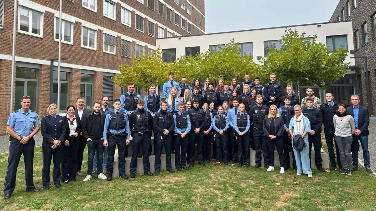 POL-PPTR: 40 neue Polizeibeamtinnen und -beamte verstärken das Polizeipräsidium Trier - Bild: presseportal.de