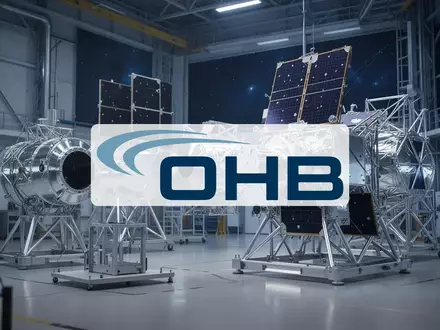 Moderne Raumfahrttechnik und Satellitenkomponenten in einer hochmodernen Fertigungshalle - Foto: über boerse-global.de