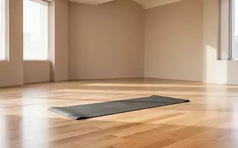 Eine leere, lichtdurchflutete Trainingsmatte auf einem hellen Holzboden in einem minimalistischen, ruhigen Übungsraum. - Foto: über boerse-global.de