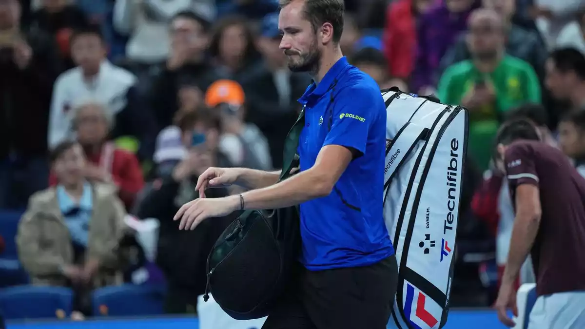 Daniil Medwedew verlässt den Platz, nachdem er disqualifiziert wurde. - Bild: Achmad Ibrahim/AP/dpa