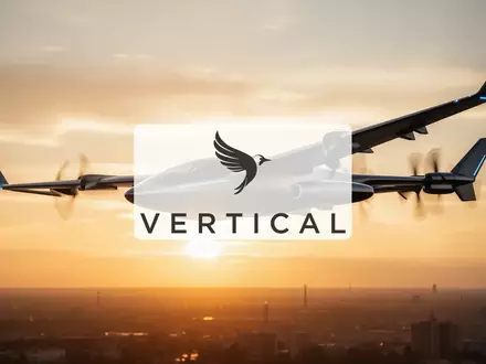 Abstrakte Darstellung eines modernen Luftfahrzeugs bei Sonnenaufgang als Symbol für Innovation in der Luftfahrtindustrie. - Foto: über boerse-global.de