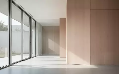 Ein heller, moderner Architekturraum mit minimalistischer Holzvertäfelung und natürlichem Lichteinfall. - Foto: über boerse-global.de