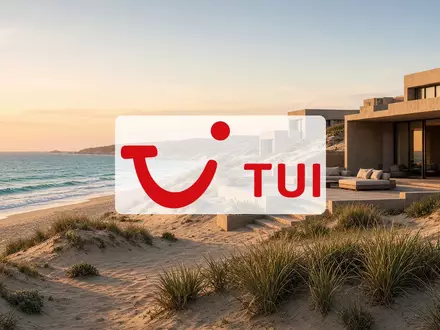 Moderne Hotelarchitektur an einem sonnigen Sandstrand bei goldenem Licht. - Foto: über boerse-global.de