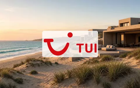 Moderne Hotelarchitektur an einem sonnigen Sandstrand bei goldenem Licht. - Foto: über boerse-global.de