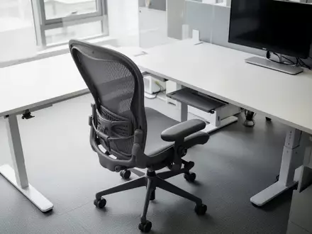 Symbolbild: ergonomischer Bürostuhl am Stehschreibtisch - Foto: über boerse-global.de