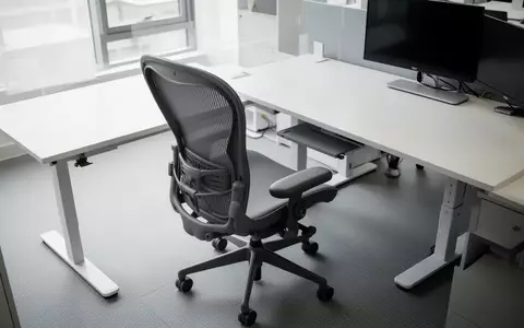 Symbolbild: ergonomischer Bürostuhl am Stehschreibtisch - Foto: über boerse-global.de