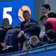 Helfer kümmern sich um einen Mann, der von einem Ball verletzt wurde, den der Russe Medwedew in die Zuschauerränge geschlagen hatte. - Bild: Andy Wong/AP/dpa