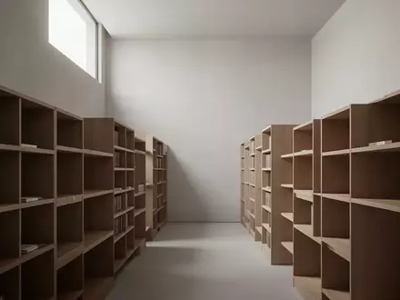 Ein minimalistischer Archivraum mit leeren Holzregalen in hellem, natürlichem Licht. - Foto: über boerse-global.de