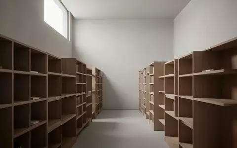 Ein minimalistischer Archivraum mit leeren Holzregalen in hellem, natürlichem Licht. - Foto: über boerse-global.de