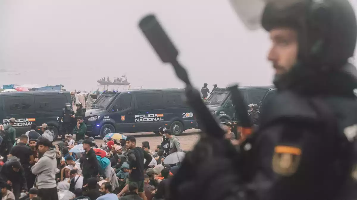 Migranten wurden in Ceuta von starken spanischen Polizeikräften von einem Hüttenlager am Strand fortgebracht.  - Bild: Fabian Suspensivo/ZUMA Press Wire/dpa