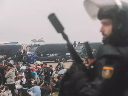 Migranten wurden in Ceuta von starken spanischen Polizeikräften von einem Hüttenlager am Strand fortgebracht.  - Foto: Fabian Suspensivo/ZUMA Press Wire/dpa