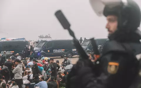 Migranten wurden in Ceuta von starken spanischen Polizeikräften von einem Hüttenlager am Strand fortgebracht.  - Foto: Fabian Suspensivo/ZUMA Press Wire/dpa