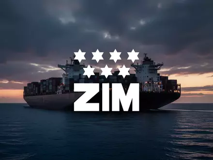 Ein großes Containerschiff bei Sonnenuntergang auf dem offenen Ozean als Symbol für globale Logistik und Schifffahrt. - Foto: über boerse-global.de