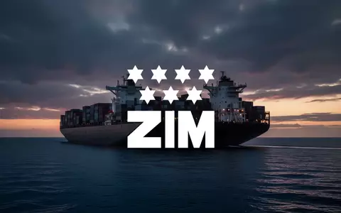 Ein großes Containerschiff bei Sonnenuntergang auf dem offenen Ozean als Symbol für globale Logistik und Schifffahrt. - Foto: über boerse-global.de
