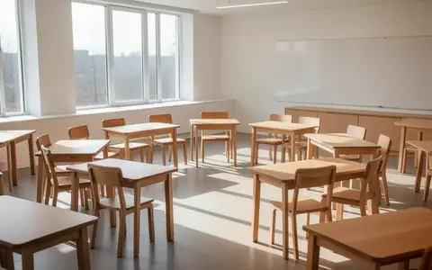 Ein heller, moderner Klassenraum mit leerem Stuhlkreis und einfallendem Tageslicht, der eine ruhige und sichere AtmosphĂ€re vermittelt. - Foto: ĂŒber boerse-global.de