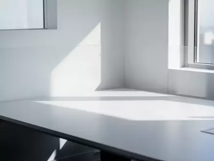 Ein minimalistischer, aufgeräumter Arbeitsplatz in einem hellen, modernen Büro mit natürlichem Lichteinfall. - Foto: über boerse-global.de