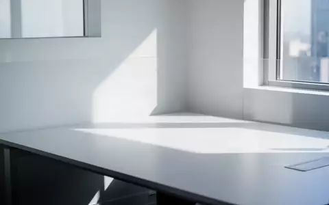 Ein minimalistischer, aufgerĂ€umter Arbeitsplatz in einem hellen, modernen BĂŒro mit natĂŒrlichem Lichteinfall. - Foto: ĂŒber boerse-global.de