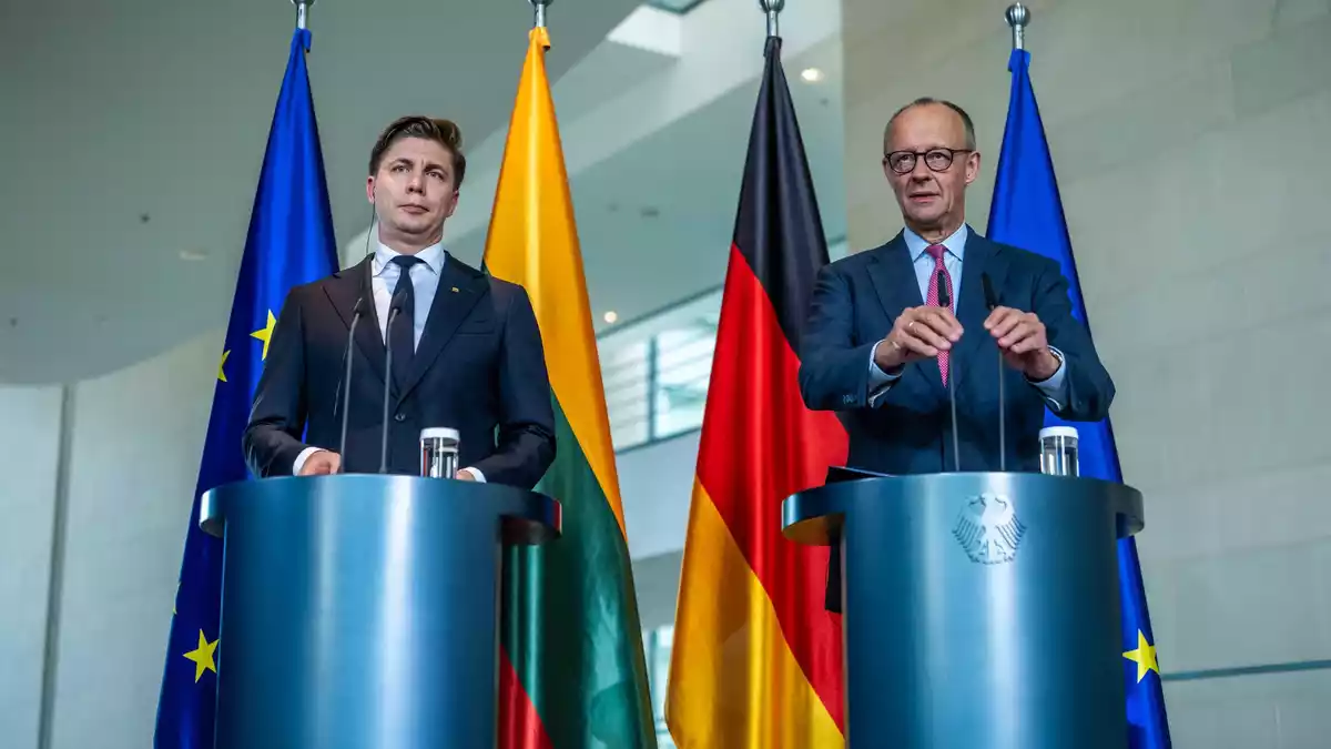 Kanzler Friedrich Merz (CDU, r.) äußert sich bei einer Pressekonferenz mit dem litauischen Ministerpräsidenten Mindaugas Sinkevicius auch zur Bedrohungslage durch Moskau. - Bild: Michael Kappeler/dpa