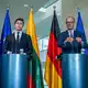 Kanzler Friedrich Merz (CDU, r.) äußert sich bei einer Pressekonferenz mit dem litauischen Ministerpräsidenten Mindaugas Sinkevicius auch zur Bedrohungslage durch Moskau. - Bild: Michael Kappeler/dpa