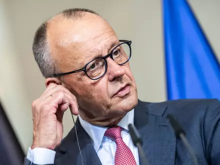 Merz bringt im Ringen um den EU-Haushalt ein neues Szenario ins Spiel. - Foto: Michael Kappeler/dpa