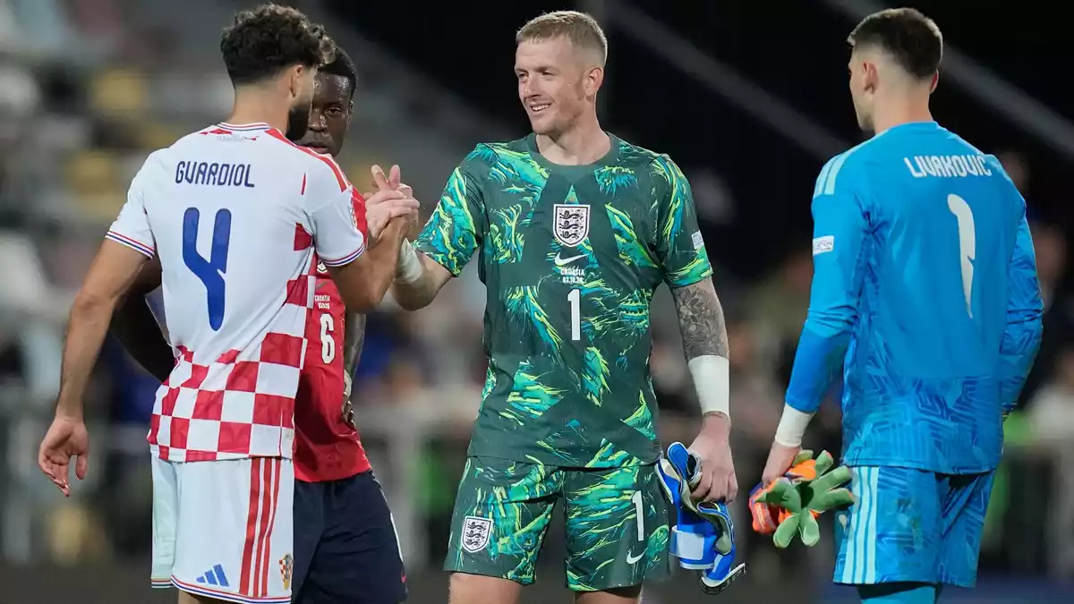 Jordan Pickford (M) muss sich vor Gericht verantworten. - Bild: Darko Bandic/AP/dpa
