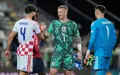 Jordan Pickford (M) muss sich vor Gericht verantworten. - Foto: Darko Bandic/AP/dpa