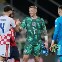 Jordan Pickford (M) muss sich vor Gericht verantworten. - Foto: Darko Bandic/AP/dpa