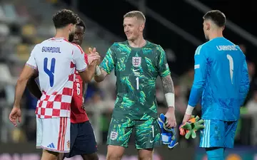 Jordan Pickford (M) muss sich vor Gericht verantworten. - Foto: Darko Bandic/AP/dpa