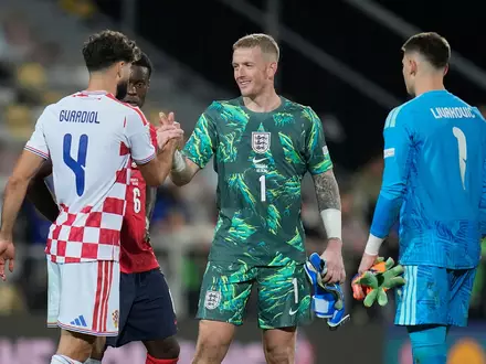 Jordan Pickford (M) muss sich vor Gericht verantworten. - Foto: Darko Bandic/AP/dpa