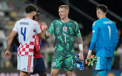 Jordan Pickford (M) muss sich vor Gericht verantworten. - Foto: Darko Bandic/AP/dpa