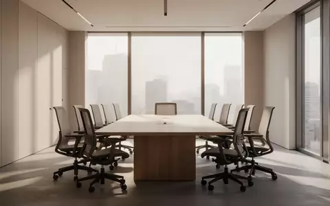 Ein leerer, modern gestalteter Konferenzraum mit ergonomischen Stühlen und einem hölzernen Besprechungstisch bei Tageslicht. - Foto: über boerse-global.de