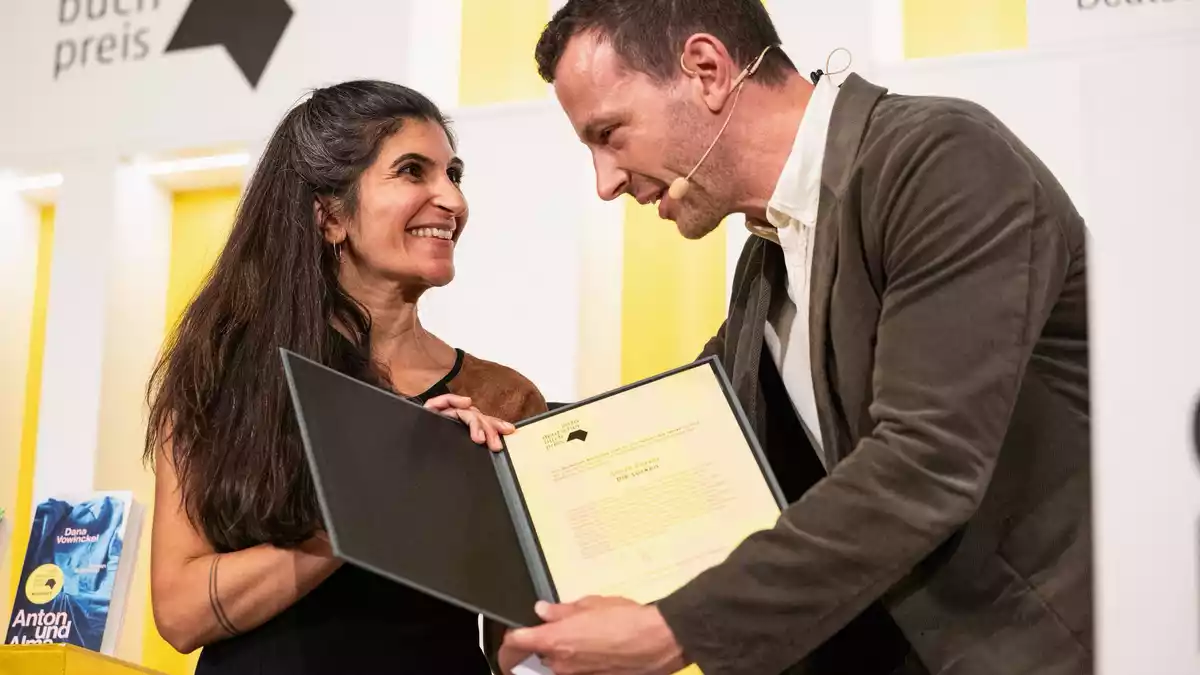 Der Deutsche Buchpreis ist nicht die einzige Auszeichung, die Autorin Shida Bazyar für ihren Roman «Die Lücken» bekommen hat. - Bild: Hannes P. Albert/dpa