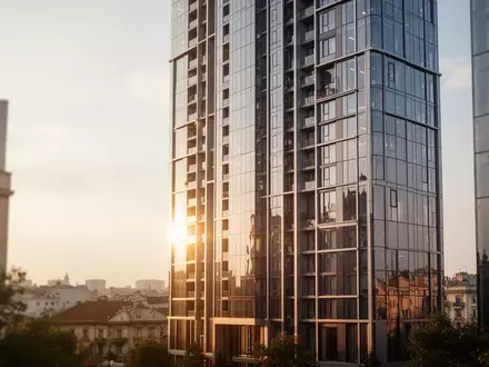 Modernes Glas- und Stahl-Hochhaus bei Sonnenuntergang als Symbol für Immobilienentwicklung. - Foto: über boerse-global.de