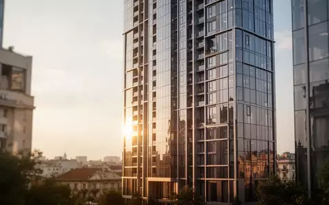 Modernes Glas- und Stahl-Hochhaus bei Sonnenuntergang als Symbol für Immobilienentwicklung. - Foto: über boerse-global.de