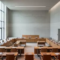 Ein heller, minimalistischer Sitzungssaal im Deutschen Bundestag mit moderner Architektur und klaren Linien. - Foto: über boerse-global.de