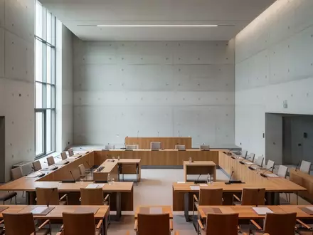 Ein heller, minimalistischer Sitzungssaal im Deutschen Bundestag mit moderner Architektur und klaren Linien. - Foto: über boerse-global.de