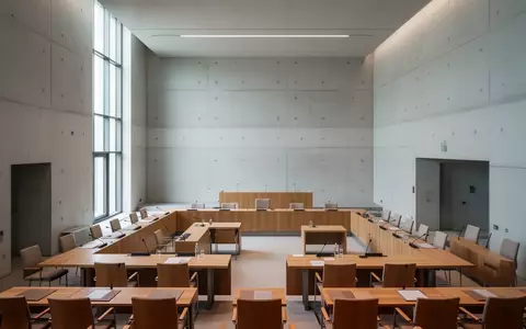 Ein heller, minimalistischer Sitzungssaal im Deutschen Bundestag mit moderner Architektur und klaren Linien. - Foto: über boerse-global.de