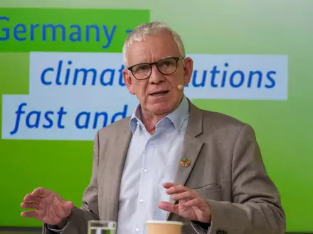 «Urgestein der deutschen Umwelt- und Klimapolitik»: Jochen Flasbarth (Archivbild)  - Foto: Sergei Grits/AP/dpa